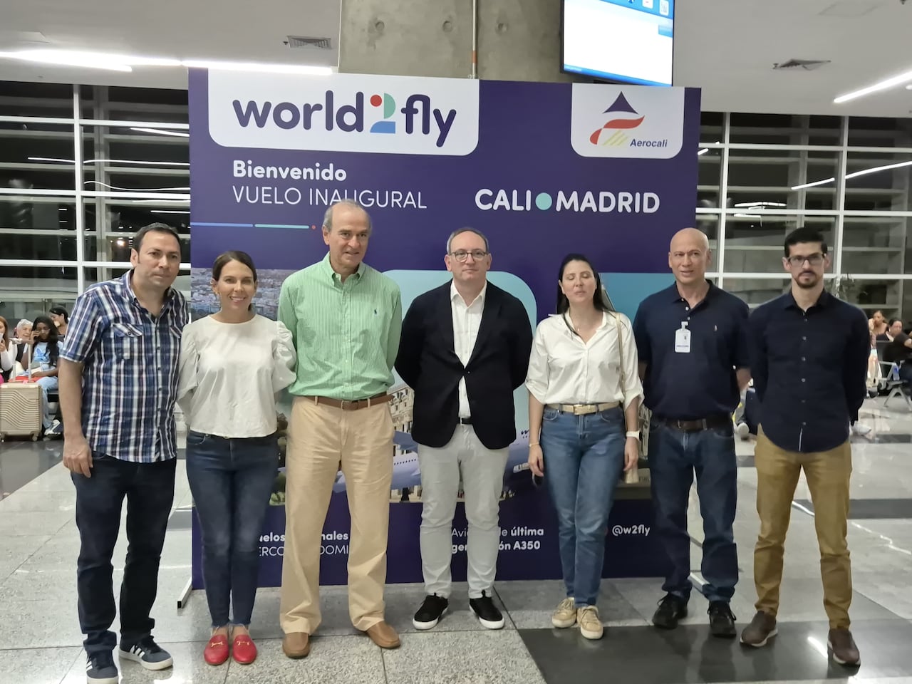 Voceros de la aerollínea y representantes del sector turismo en Cali y el Valle, celebran la llegada de la nueva ruta. Foto Cortesía Aerocali.