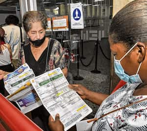 Una usuaria de Emcali enseña su recibo de energía del mes de marzo. La entidad ha asegurado que el aumento de la tarifa continuará hasta julio de este año.