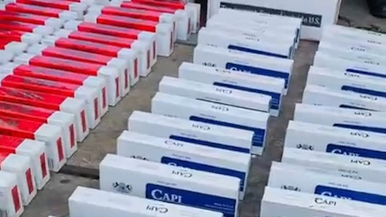 El procedimiento se presentó sobre una vía del barrio Brisar de Limonar, donde el equipo operativo identificó y detuvo un vehículo que transportaba la mercancía de contrabando. Durante la inspección, las autoridades encontraron 16.000 unidades de cigarrillos.