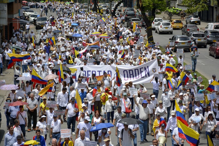 Marcha de protesta en Cali, en contra de las políticas del gobierno del Presidente Gustavo Petro.