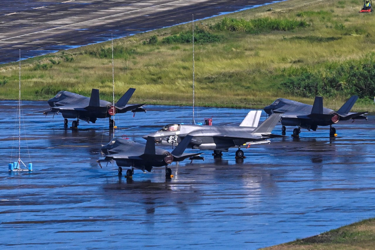 Aviones de combate F-35B del Cuerpo de Marines de EE. UU. se encuentran en la pista del Aeropuerto José Aponte de la Torre, antigua Estación Naval Roosevelt Roads, en Ceiba, Puerto Rico.