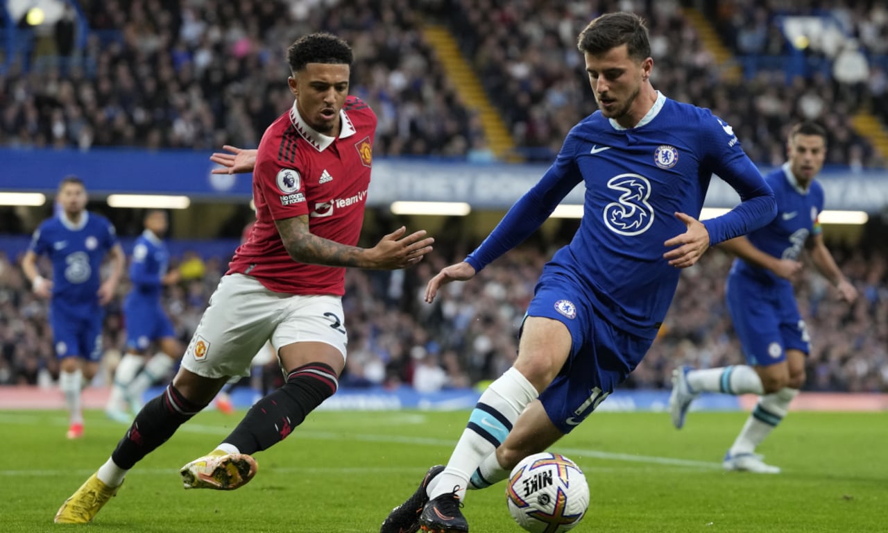Chelsea's Mason Mount, right, and Manchester United's Jadon Sancho vie for the ball during the English Premier League soccer match between Manchester United and Chelsea at the Stamford Bridge Stadium in London, Saturday, Oct. 22, 2022. (AP/Frank Augstein)