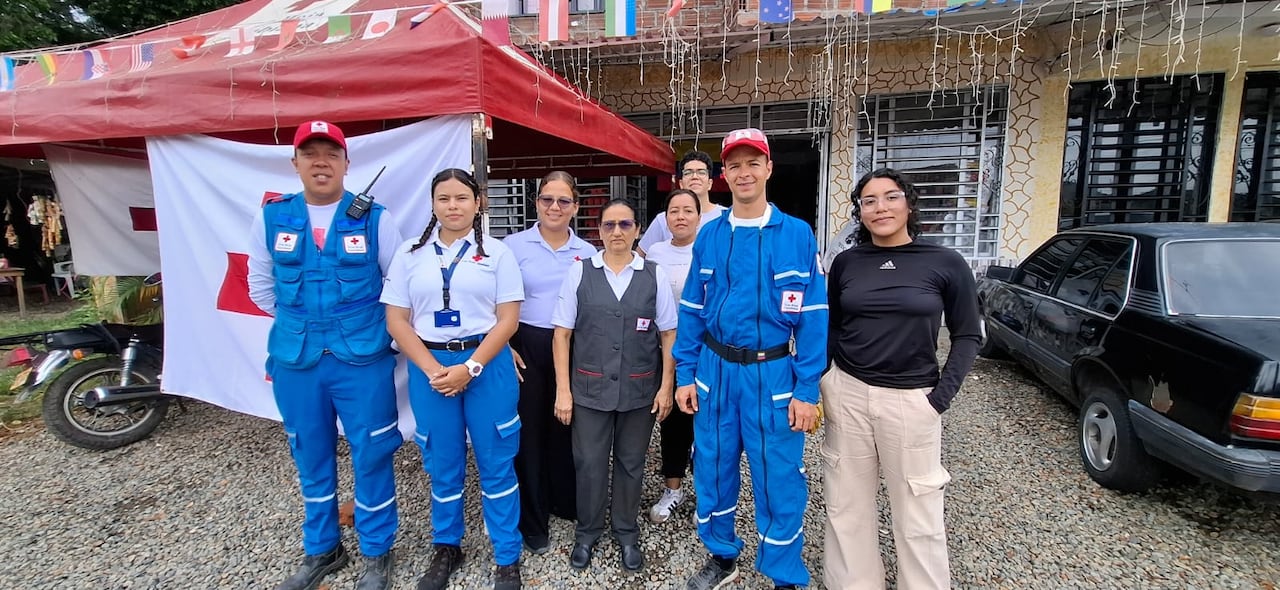 Voluntarios de la Cruz Roja Roldanillo que, a pesar de perder su sede, no han dejado de trabajar un solo día