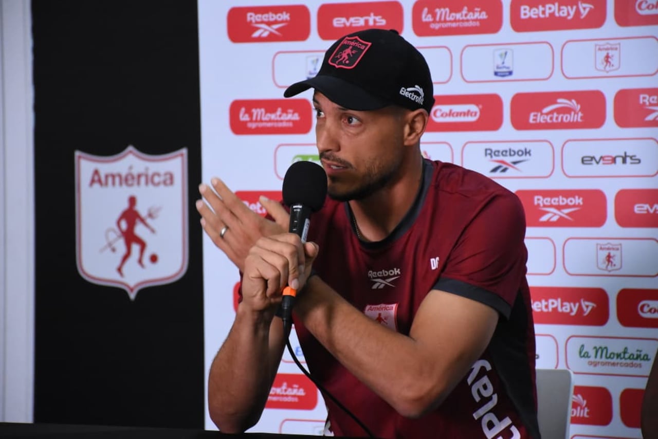 David González, director técnico del América de Cali, durante una conferencia de prensa.