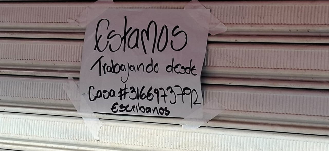 Letreros de traslado de locales aparecen por todos las calles comerciales de Roldanillo.
