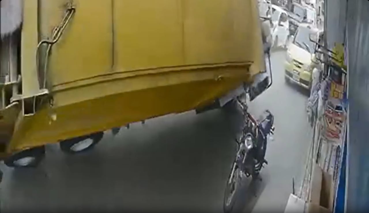 camión recolector perdió el control en Yumbo y por segundos no arrolló a dos personas