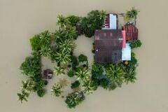 Imágenes aéreas muestran amplias áreas urbanas y rurales cubiertas por la inundación.