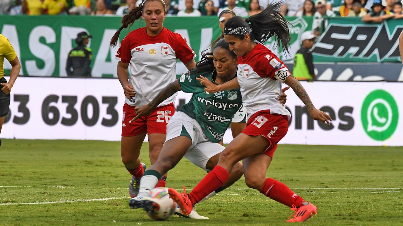 Fútbol: Deportivo Cali, campeón de la Liga Betplay Femenino del fútbol colombiano 2025, venciendo a Independiente Santa Fé en los tiros penalty: Foto José L Guzmán. EL País.