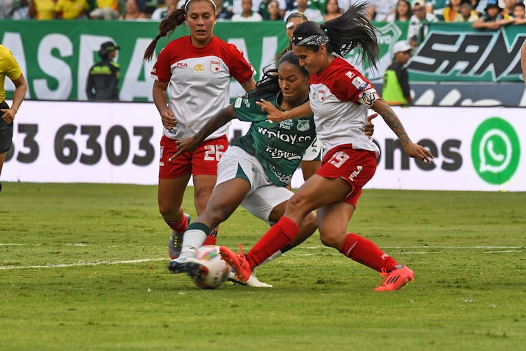 Fútbol: Deportivo Cali, campeón de la Liga Betplay Femenino del fútbol colombiano 2025, venciendo a Independiente Santa Fé en los tiros penalty: Foto José L Guzmán. EL País.