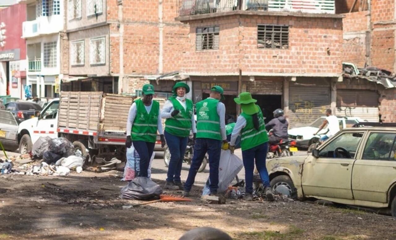 La UAESP inició acciones de limpieza, pedagogía y control en el corredor de la avenida Ciudad de Cali.