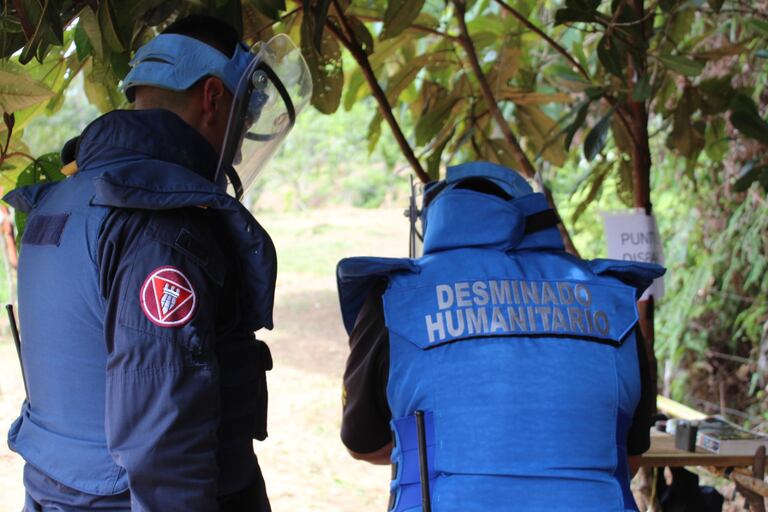 Durante las labores de desminado humanitario, los expertos desminadores ubicaron y destruyeron de manera controlada un total de seis minas antipersona y una granada de mano o munición sin explotar, que representaban una grave amenaza para la población civil.