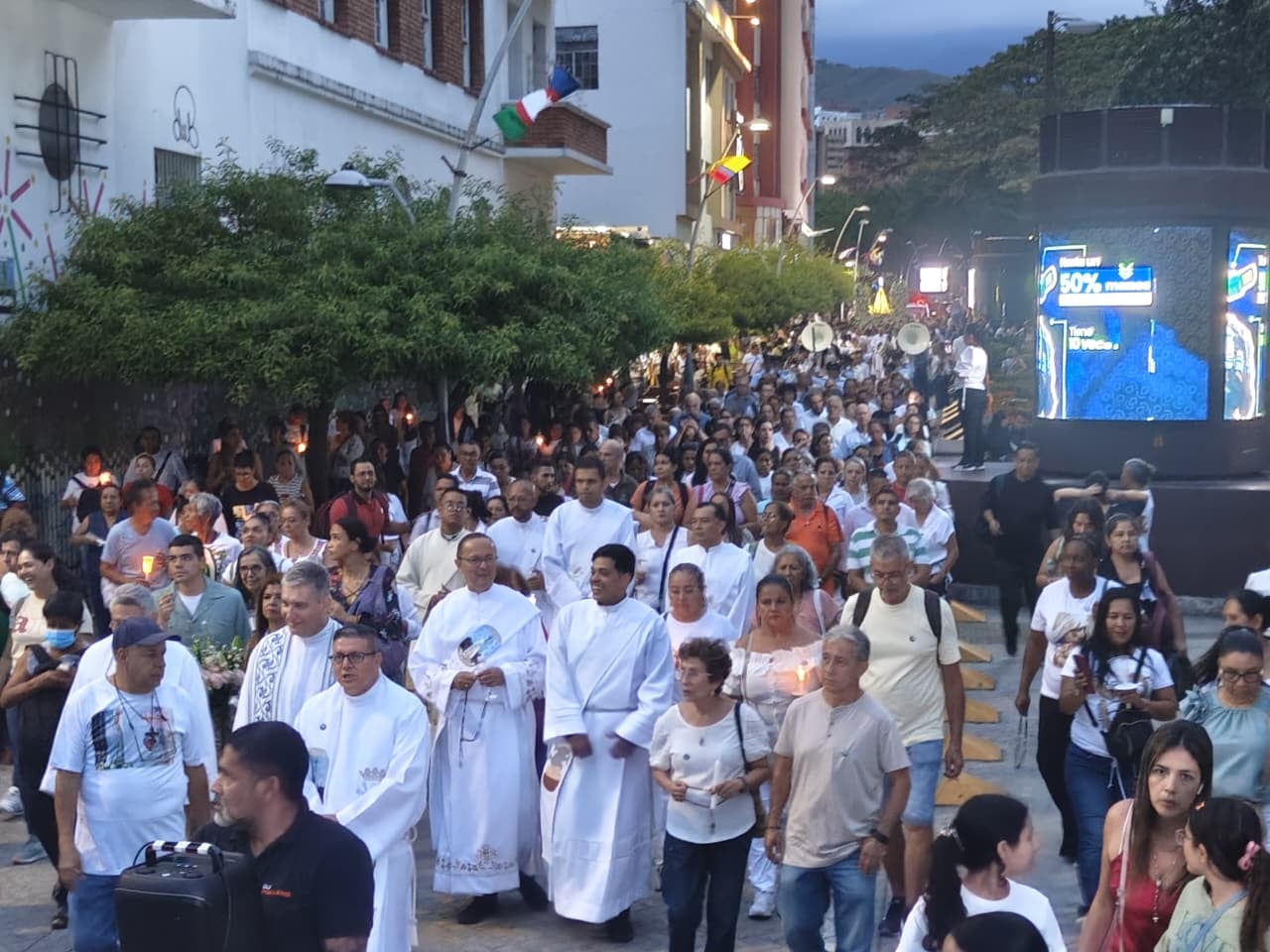 Devoción y multitudinaria asistencia marcaron la procesión de la Virgen de Fátima en Cali