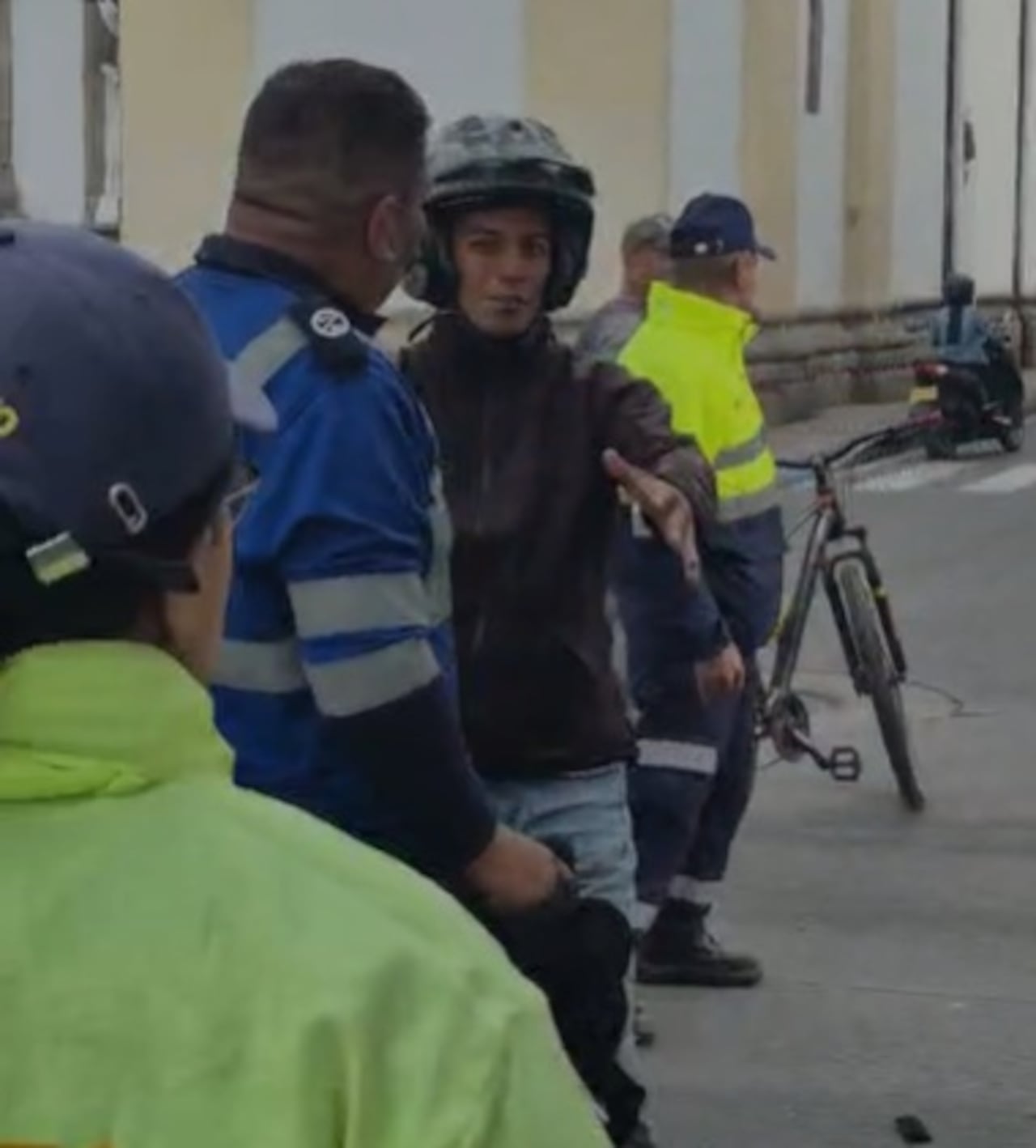 El agente fue atacado cuando intentaba imponer un comparendo a los ocupantes de una motocicleta que incumplían normas de tránsito. La misma comunidad medió para detener la agresion.