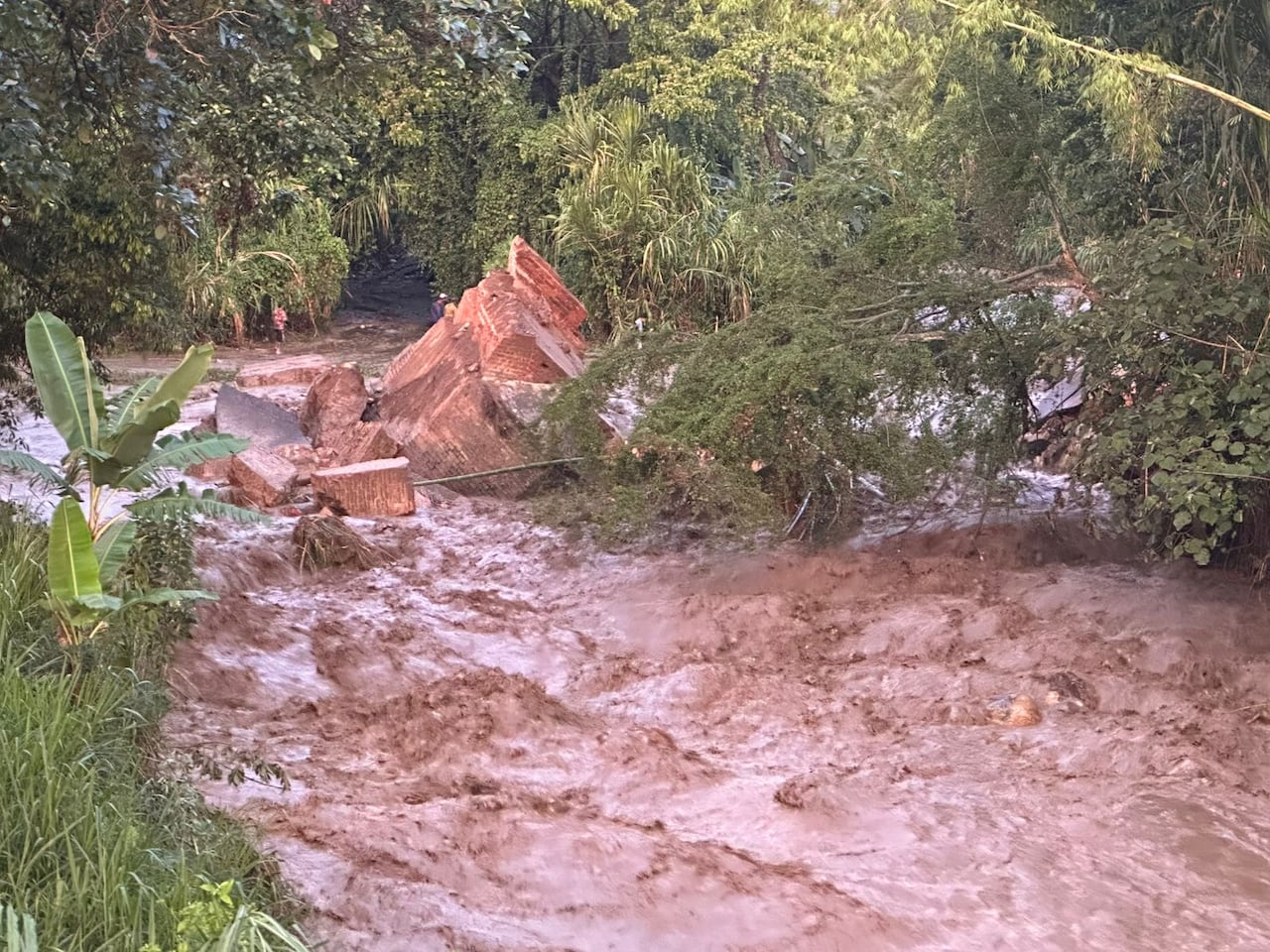 Comunidades de Corinto y zonas rurales cercanas enfrentan emergencias por desbordamientos y deslizamientos derivados de las fuertes precipitaciones