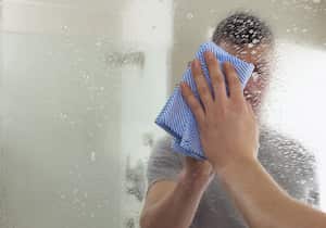 Un espejo limpio refleja una vida impecable, descubre cómo mantenerlo reluciente con estos simples trucos de limpieza.