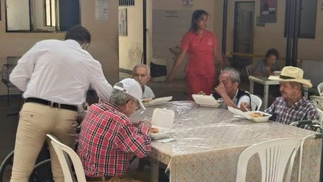 Integrantes del equipo del Paradero Las Delicias de Mi Tierra iniciaron labores desde la madrugada para preparar y empacar los almuerzos destinados a los adultos mayores de la Fundación Casa Hogar Divino Niño.