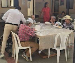 Integrantes del equipo del Paradero Las Delicias de Mi Tierra iniciaron labores desde la madrugada para preparar y empacar los almuerzos destinados a los adultos mayores de la Fundación Casa Hogar Divino Niño.