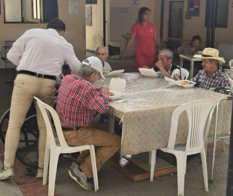 Integrantes del equipo del Paradero Las Delicias de Mi Tierra iniciaron labores desde la madrugada para preparar y empacar los almuerzos destinados a los adultos mayores de la Fundación Casa Hogar Divino Niño.