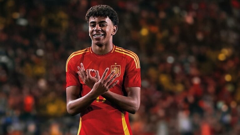 El internacional español Lamine Yamal con la primera equipación de la selección española en la Eurocopa de fútbol de Alemania de 2024.