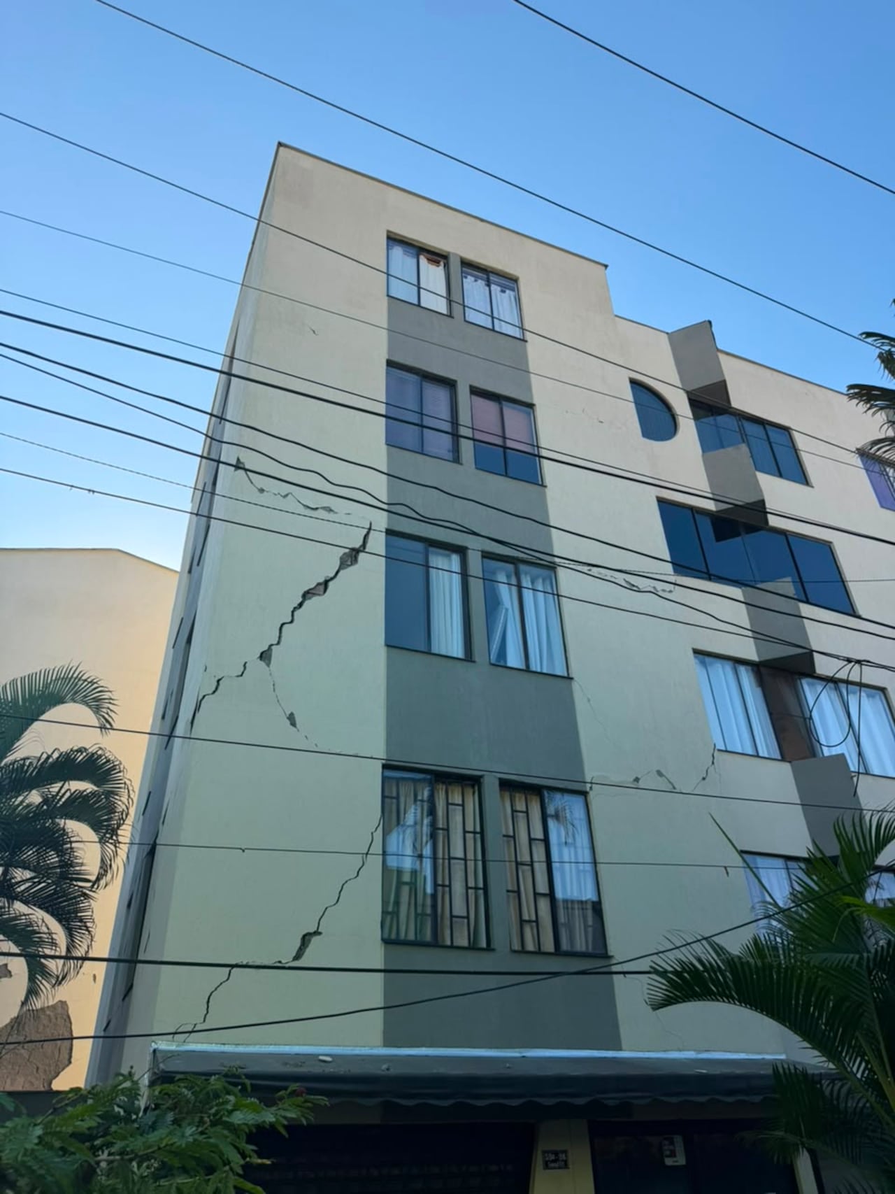 Los primeros reportes en Cali incluyen posibles colapsos estructurales, personas atrapadas, caída de árboles y una fuga de gas.