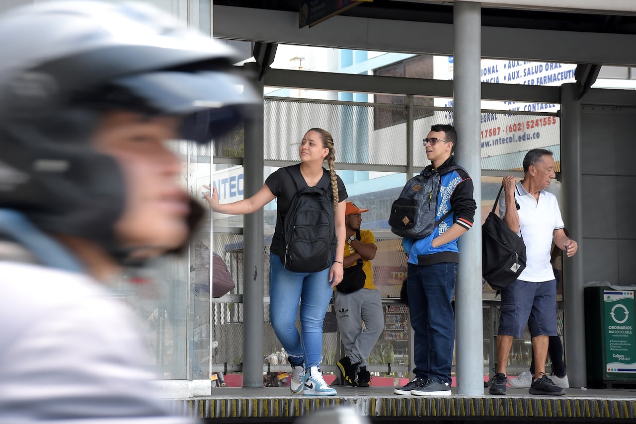 En Cali, la movilidad ha empeorado con el paso de los años, mientras el MÍO, medio de transporte llamado a ser la solución, solo contó con una satisfacción promedio de 4.1 en los caleños en 2022, en una escala de 0 a 10.
En esta medición, cero significa ‘nada satisfecho’ y diez quiere decir ‘completamente satisfecho’.