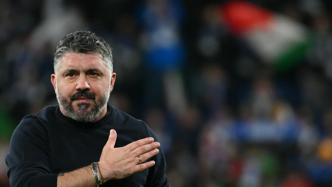El seleccionador italiano Gennaro Gattuso saluda a los aficionados tras la victoria de Italia contra Irlanda del Norte en el partido de semifinales de la repesca para la clasificación europea a la Copa Mundial de la FIFA 2026, disputado en el estadio Gewiss de Bérgamo el 26 de marzo de 2026. (Foto de Alberto PIZZOLI / AFP)