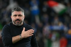 El seleccionador italiano Gennaro Gattuso saluda a los aficionados tras la victoria de Italia contra Irlanda del Norte en el partido de semifinales de la repesca para la clasificación europea a la Copa Mundial de la FIFA 2026, disputado en el estadio Gewiss de Bérgamo el 26 de marzo de 2026. (Foto de Alberto PIZZOLI / AFP)