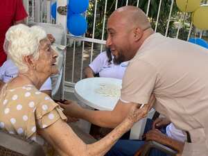 Naudis José se ha ganado el corazón de los abuelos y de las familias que apoya en el barrio La Merced de Cali. Ser migrante ha sido incluso, una puerta para que la comunidad lo mire con admiración.