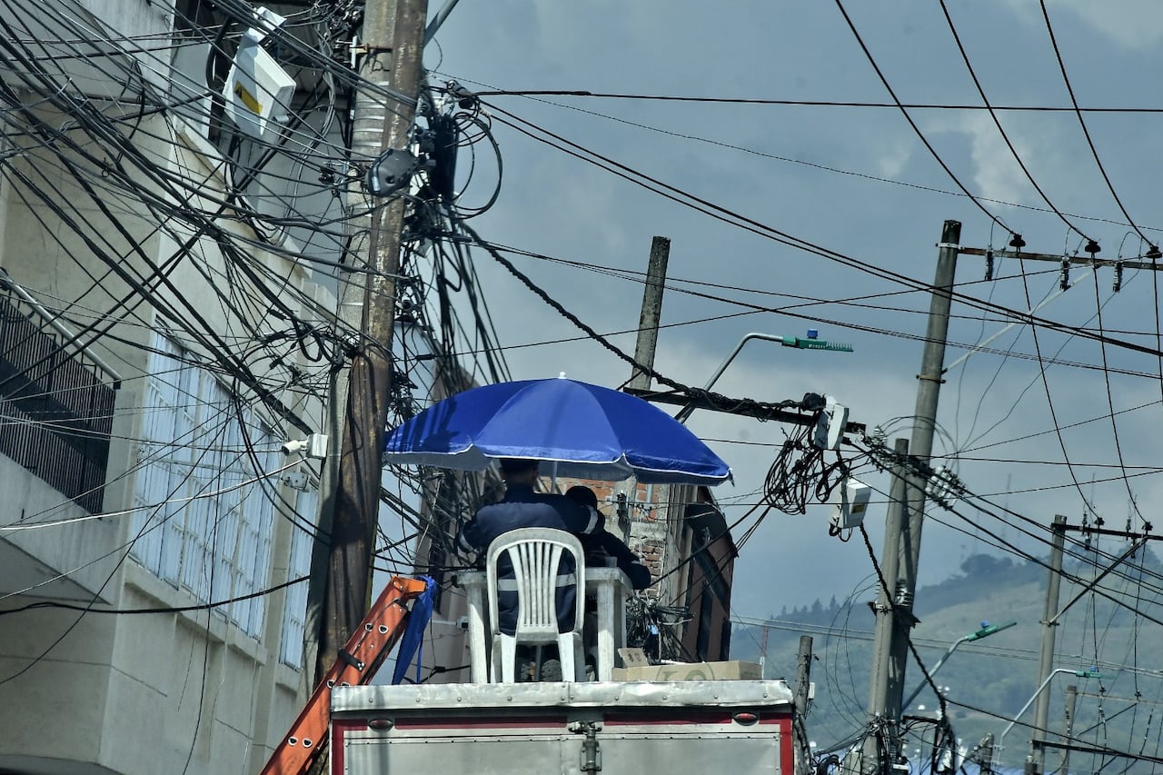Cables en los postes de Cali