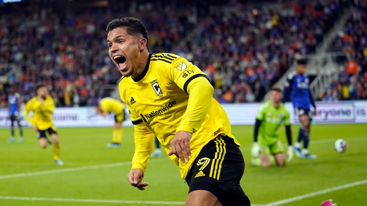 El delantero del Columbus Crew, Cucho Hernández (9), celebra después de que su compañero Christian Ramírez (17) anotara durante la segunda mitad del tiempo extra en el partido final de fútbol de la Conferencia Este de la MLS contra el FC Cincinnati, el sábado 2 de diciembre de 2023, en Cincinnati. El Crew ganó 3-2 en la prórroga. (Foto AP/Carolyn Kaster)