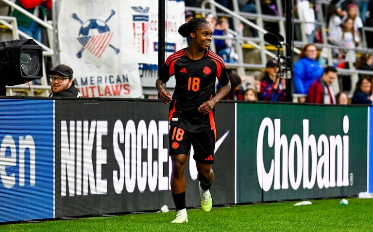 Linda Caicedo celebra tras marcar su gol en el partido entre Colombia y Argentina en la She Believes Cup 2026.