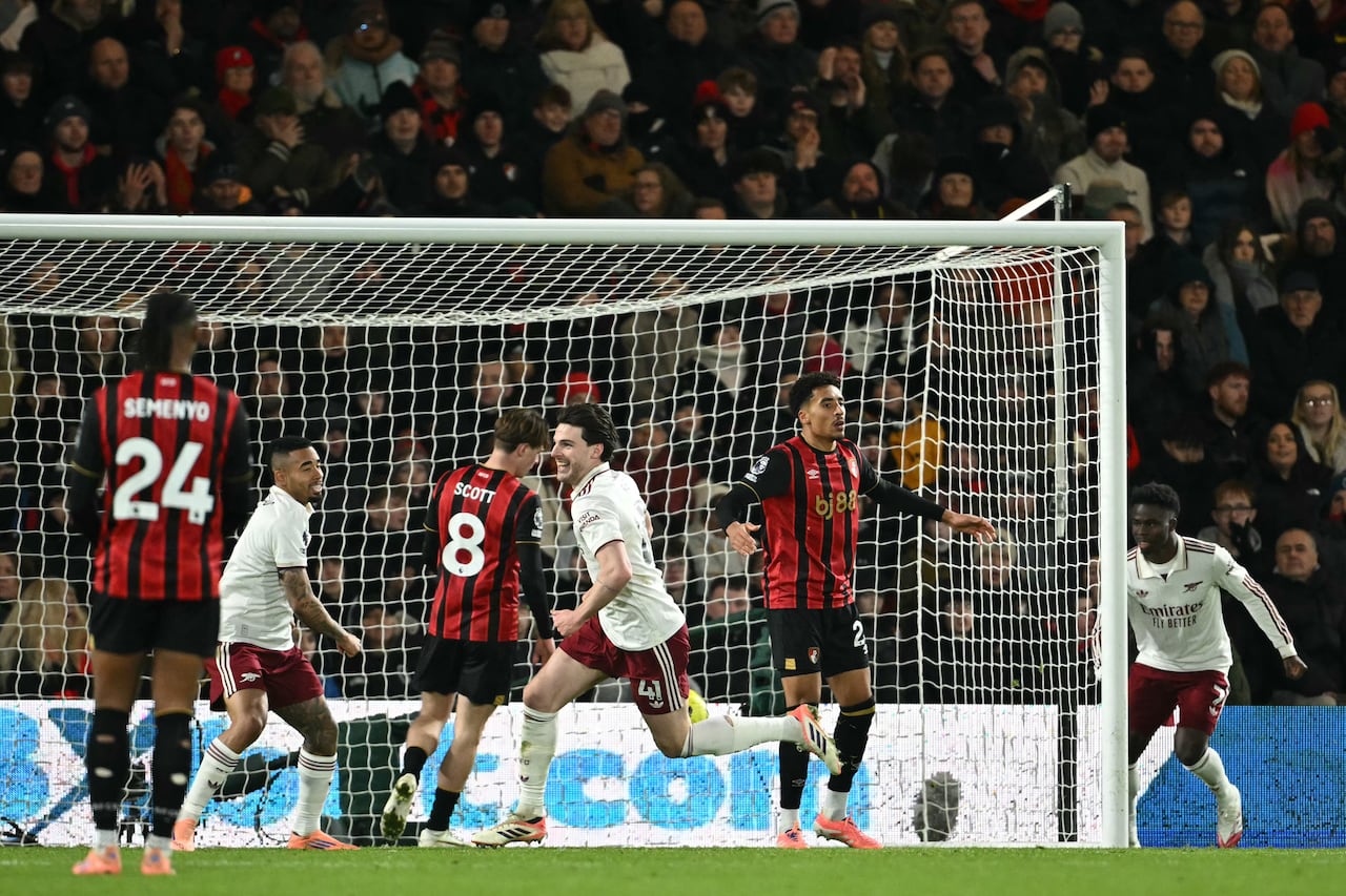 El centrocampista inglés del Arsenal, Declan Rice (C), celebra su segundo gol y el tercero del Arsenal para el 1-3 durante el partido de la Premier League inglesa entre Bournemouth y Arsenal en el Vitality Stadium en Bournemouth, sur de Inglaterra, el 3 de enero de 2026. (Foto de JUSTIN TALLIS / AFP)