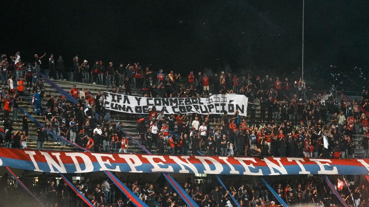 Protesta de los hinchas del Independiente Medellín que suspendió el partido de Copa Libertadores contra Flamengo.