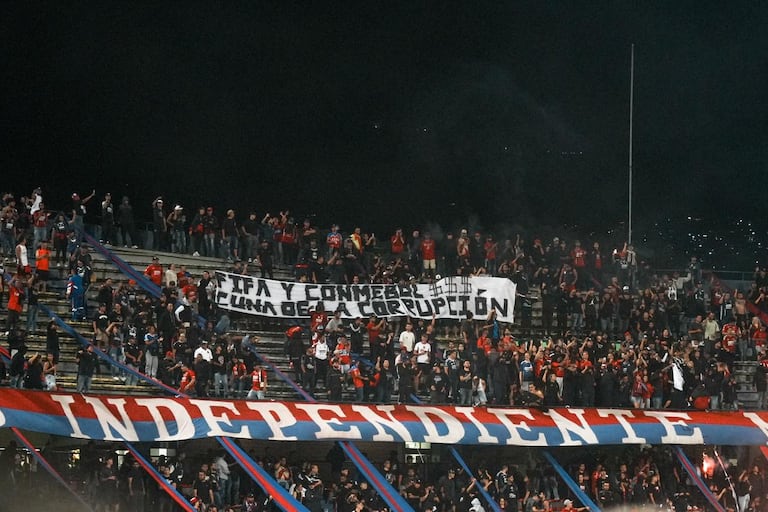 Protesta de los hinchas del Independiente Medellín que suspendió el partido de Copa Libertadores contra Flamengo.