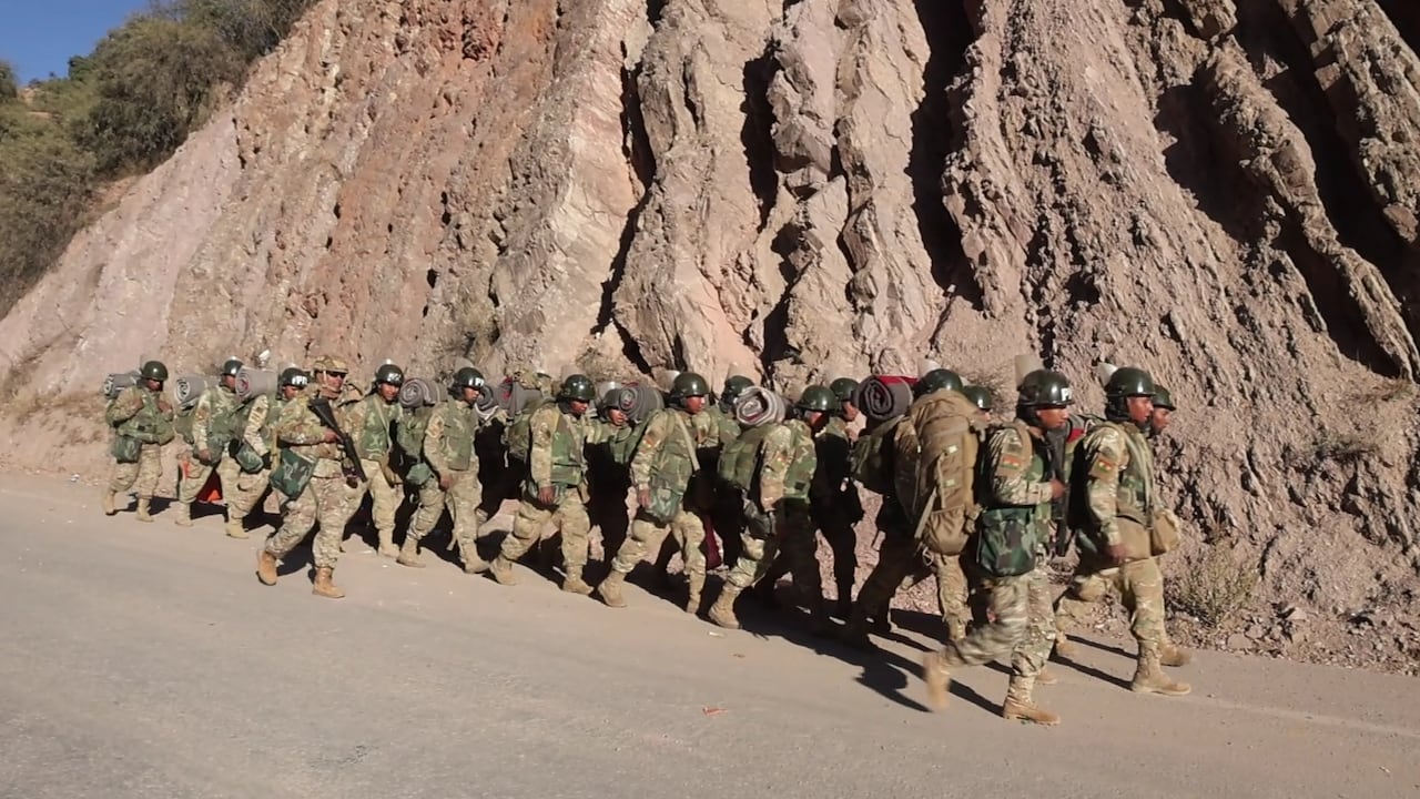Militares y policías iniciaron operativos para despejar carreteras bloqueadas en distintas regiones de Bolivia tras la declaratoria del estado de emergencia.