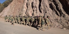 Militares y policías iniciaron operativos para despejar carreteras bloqueadas en distintas regiones de Bolivia tras la declaratoria del estado de emergencia.