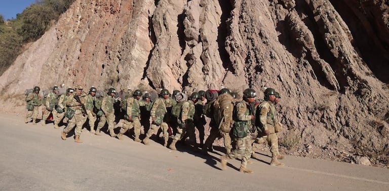 Militares y policías iniciaron operativos para despejar carreteras bloqueadas en distintas regiones de Bolivia tras la declaratoria del estado de emergencia.