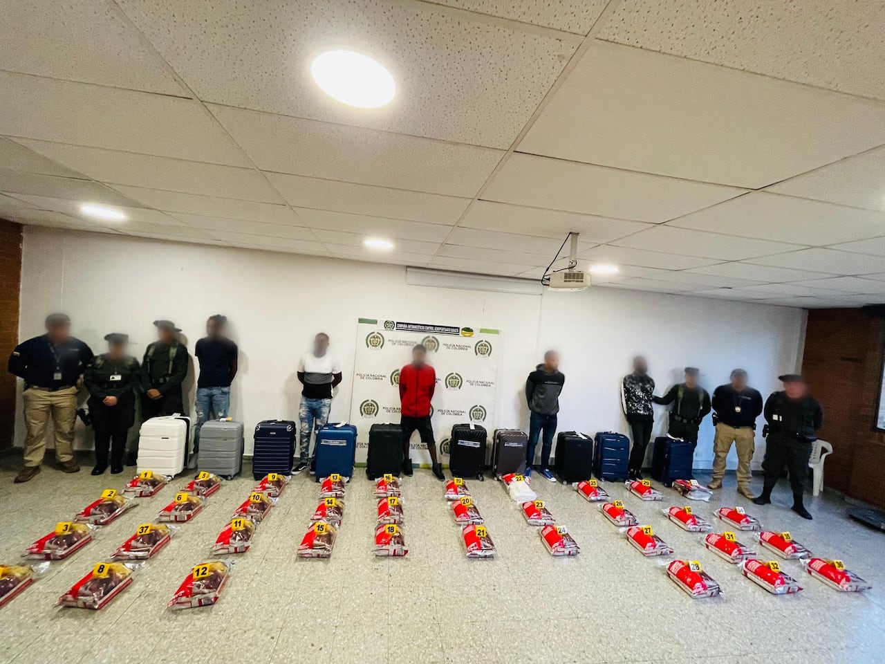 Captura de cinco dominicanos quienes transportaban 215 kg de cocaína.