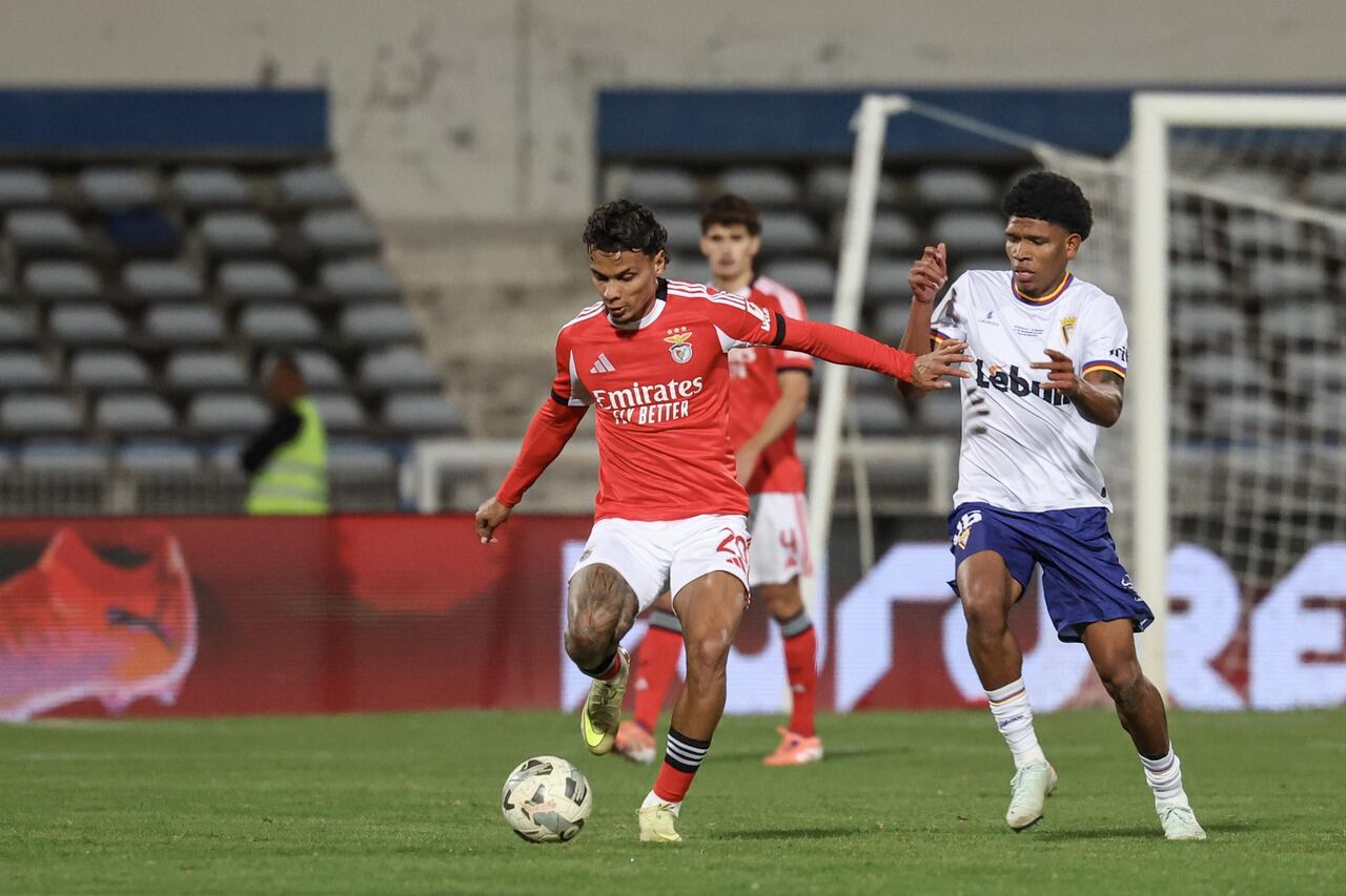 Richard Ríos (centro) disputa una pelota en un partido por la Copa de Portugal.