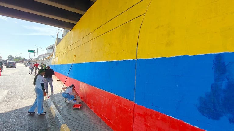 Líderes comunitarios, voluntarios y cuadrillas de la Alcaldía de Cali pintaron los puentes de la Carrera 1 y la Calle 5 con los colores de las banderas de Colombia y Cali. Horas después, algunos fueron nuevamente intervenidos para cubrir grafitis e insultos que aparecieron en la madrugada.
Foto: José Luis Guzmán / El País