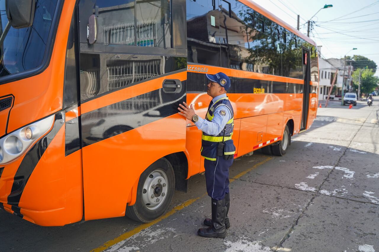 Operativos de control en vehículos de transporte escolar. Colegio Leonístico La Merced y el Colegio Los Ángeles Del Norte. Se realiza verificación de documentos, tarjeta de operación, SOAT, revisión termomecánica, licencia de conducción, estado del vehículo, Contrato del colegio a la empresa de transporte, seguros contractuales y extracontractuales. Fotos Johan Manuel Morales / Secretaría de Movilidad de Cali.