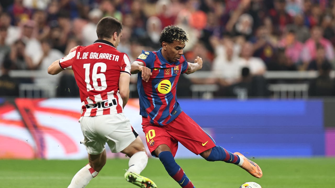 El centrocampista español #16 del Athletic Bilbao, Íñigo Ruiz de Galarreta, disputa el balón con el delantero español #10 del Barcelona, Lamine Yamal, durante la semifinal de la Supercopa de España entre el FC Barcelona y el Athletic Bilbao en la Ciudad Deportiva Rey Abdullah de Yeda, el 7 de enero de 2026. (Foto de Fadel SENNA / AFP)