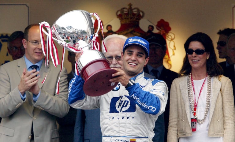 El piloto colombiano de BMW-Williams, Juan Pablo Montoya (centro), flanqueado por el príncipe Alberto (izq.), la princesa Carolina y su padre, Rainiero III de Mónaco, sostiene su trofeo en el podio del circuito monegasco el 1 de junio de 2003, tras el Gran Premio de Fórmula 1 de Mónaco. Juan Pablo Montoya ganó la carrera por delante del finlandés Kimi Raikkonen (McLaren-Mercedes) y el alemán Michael Schumacher (Ferrari). Foto: Patrick Hertzog (AFP)