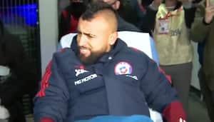 Arturo Vidal salió en camilla tras el duelo con Colombia.