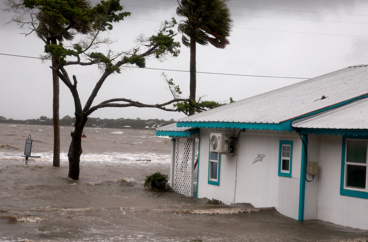 Los fuertes vientos, la lluvia y la marejada ciclónica del huracán Debby inundan un vecindario el 5 de agosto de 2024 en Cedar Key, Florida.
