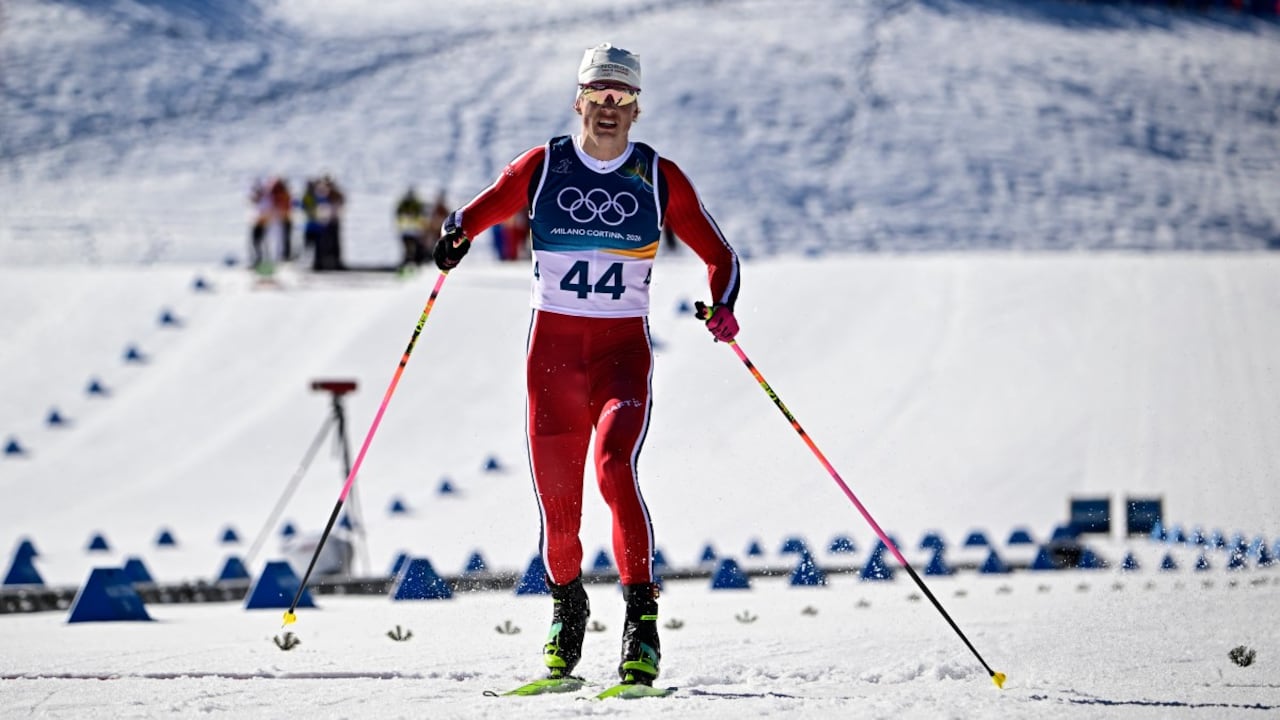 El noruego Johannes Hoesflot Klaebo reacciona al cruzar la línea de meta durante la prueba libre de salida con intervalos de cross country masculino de 10 km de los Juegos Olímpicos de Invierno Milano Cortina 2026.
