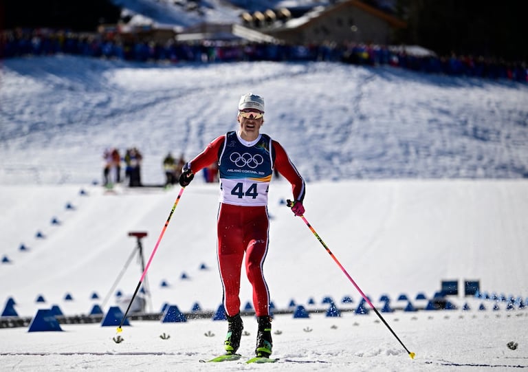 El noruego Johannes Hoesflot Klaebo reacciona al cruzar la línea de meta durante la prueba libre de salida con intervalos de cross country masculino de 10 km de los Juegos Olímpicos de Invierno Milano Cortina 2026.
