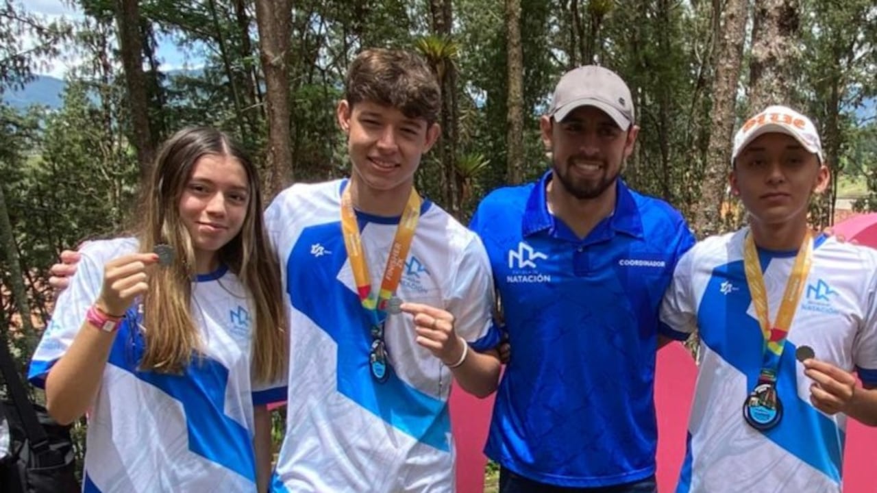 Los jóvenes deportistas son liderados por el entrenador Luis Bolaños, medallista en la competencia Nacional de Aguas Abiertas de Colombia.