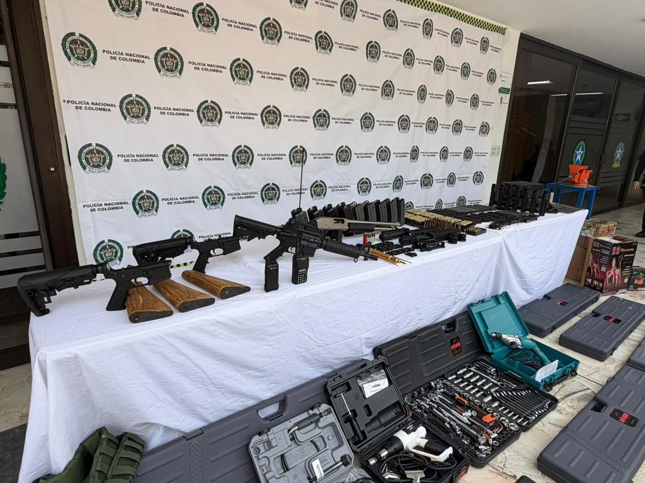En el operativo se incautó un fusil M-16, más de un centenar de partes para armamento largo y maquinaria especializada para la modificación ilegal de armas.
