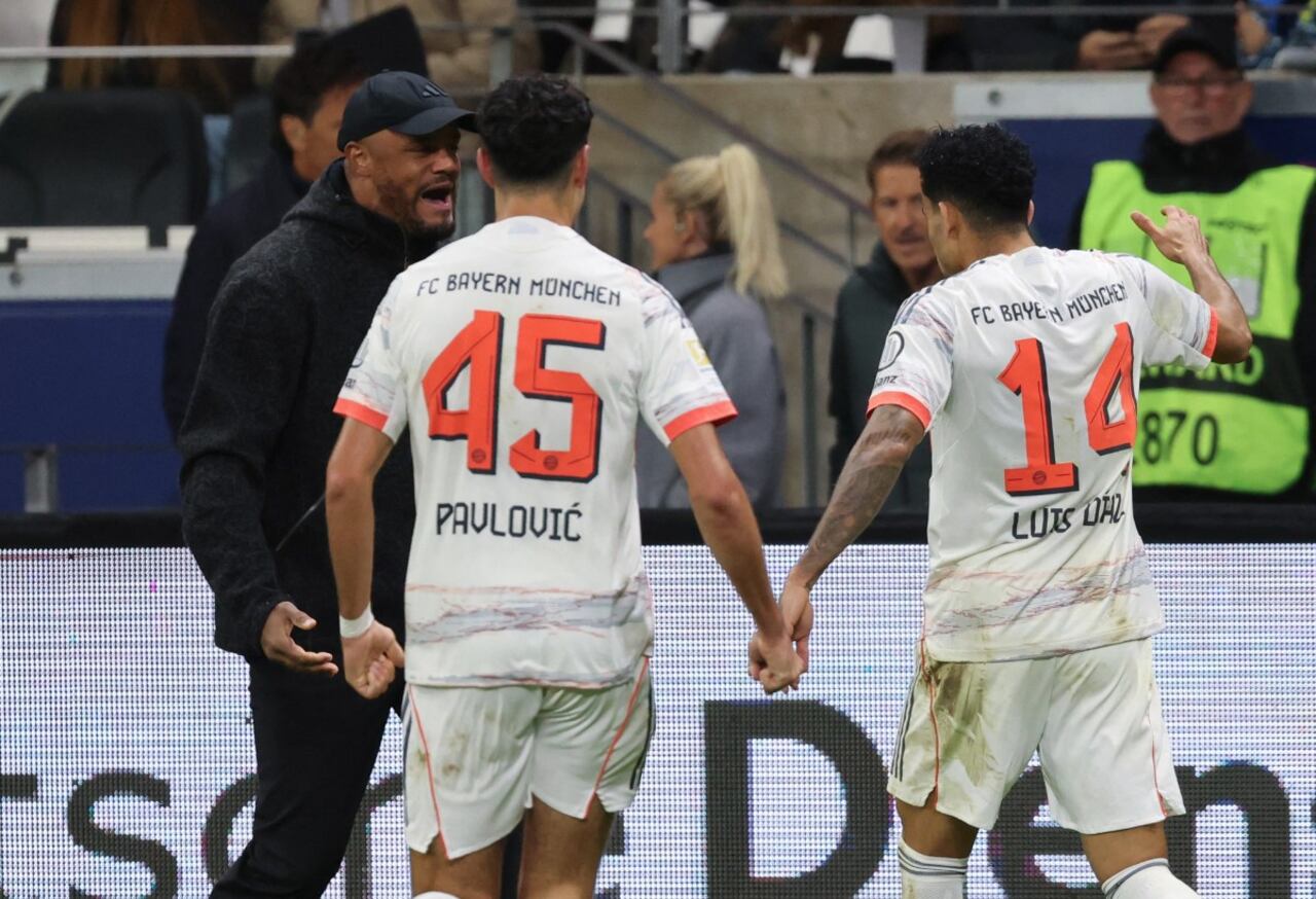 Luis Díaz celebra su anotación junto a su entrenador Vincent Kompany.